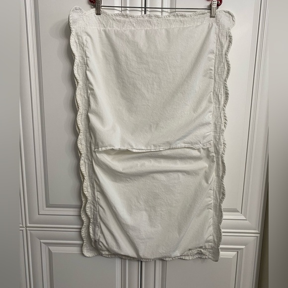 EUC WHITE QUILTED KING SIZE PILLOW SHAMS WITH A SCALLOPED BORDER - Picture 4 of 5